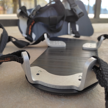 Charger l'image dans la galerie, Semelles de glisse avec pièces couleur alu et sangles noires 02.