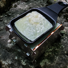 Charger l'image dans la galerie, Appareil à raclette spécial extérieur avec du fromage fondu.

